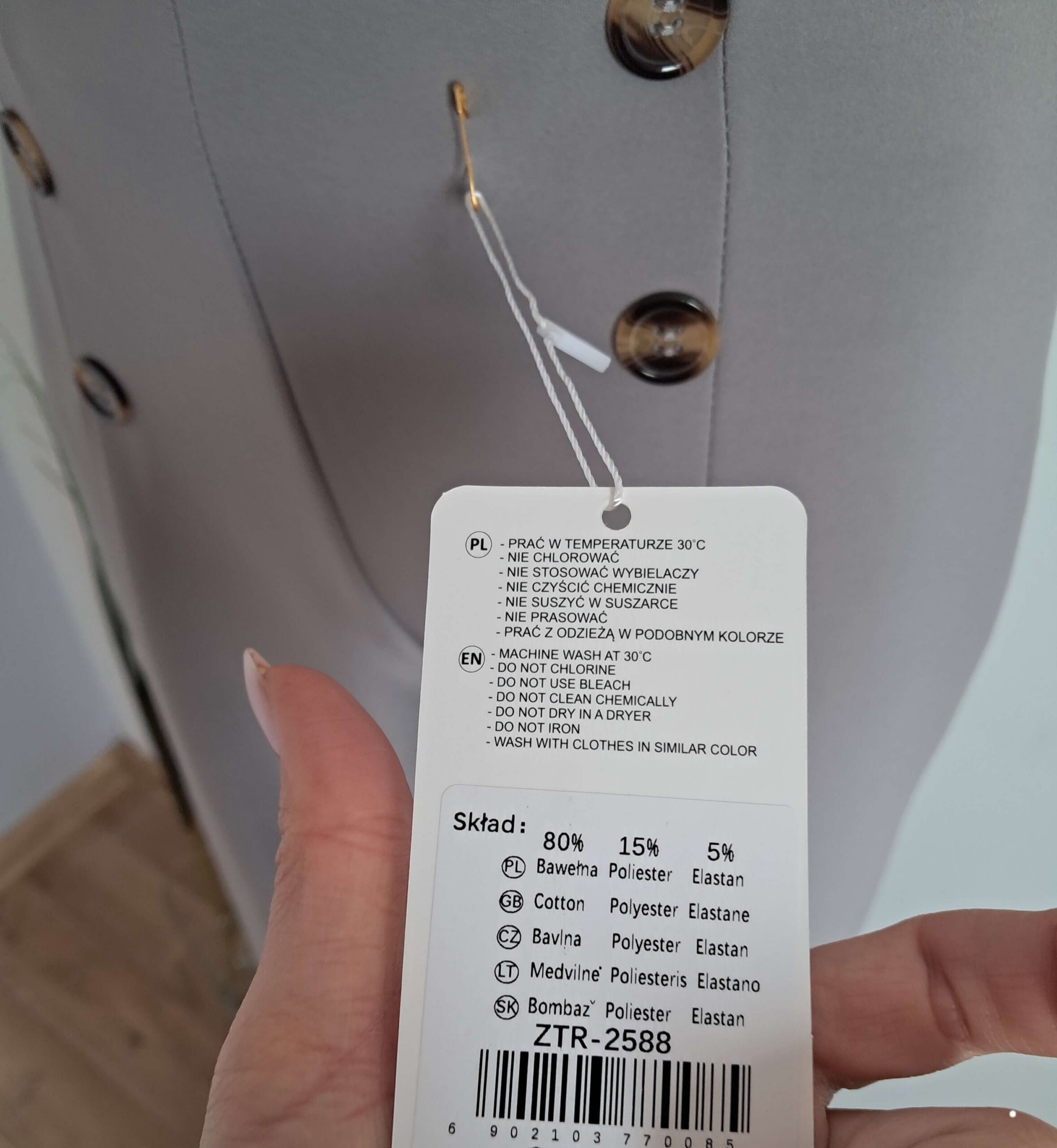 Spodnie damskie szare z szeroką nogawką i ozdobnymi guzikami M/L – Nowa Era - obrazek 4