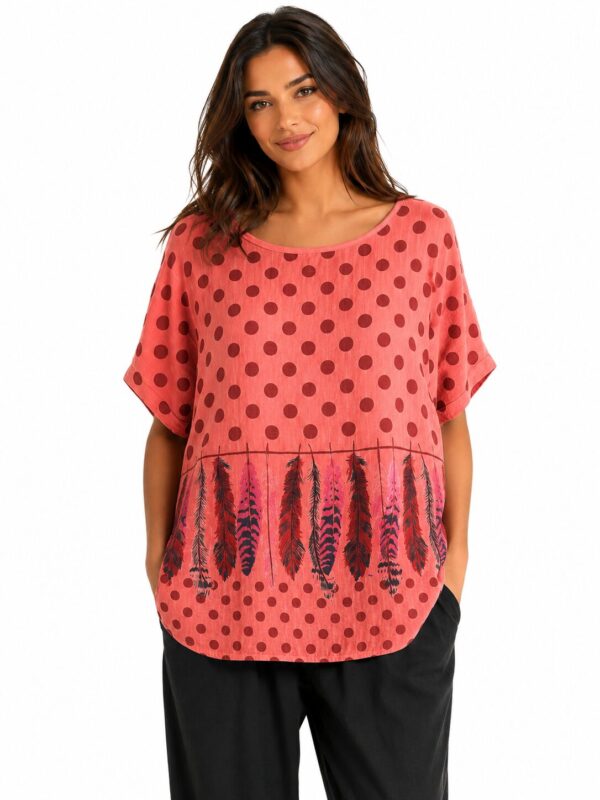 Bluzka bawełniana oversize w kropki i pióra – koralowa
