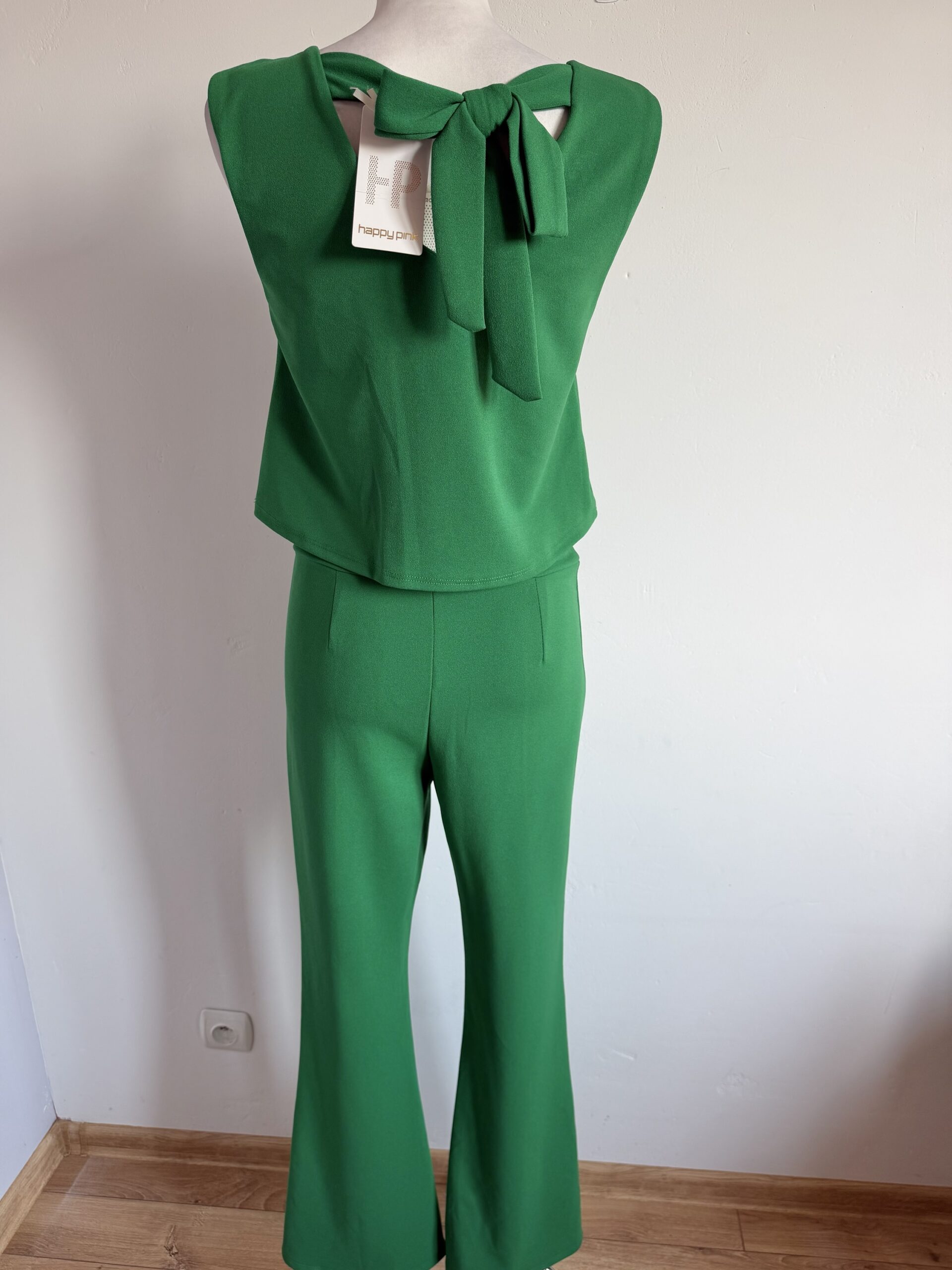 Elegancki komplet damski zielony – top z kokardą i spodnie dzwony - obrazek 8