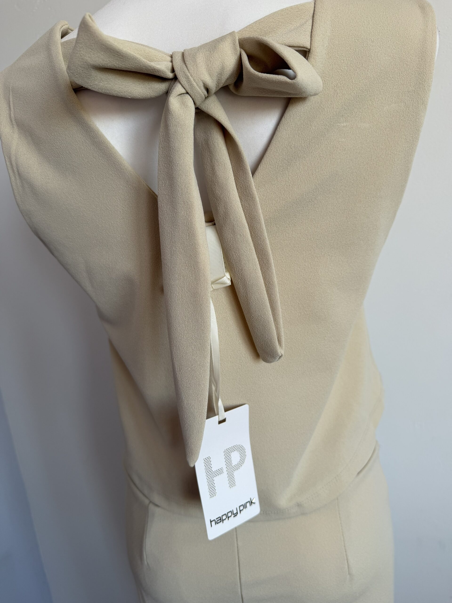 Elegancki komplet damski beżowy – top z kokardą i spodnie dzwony - obrazek 4
